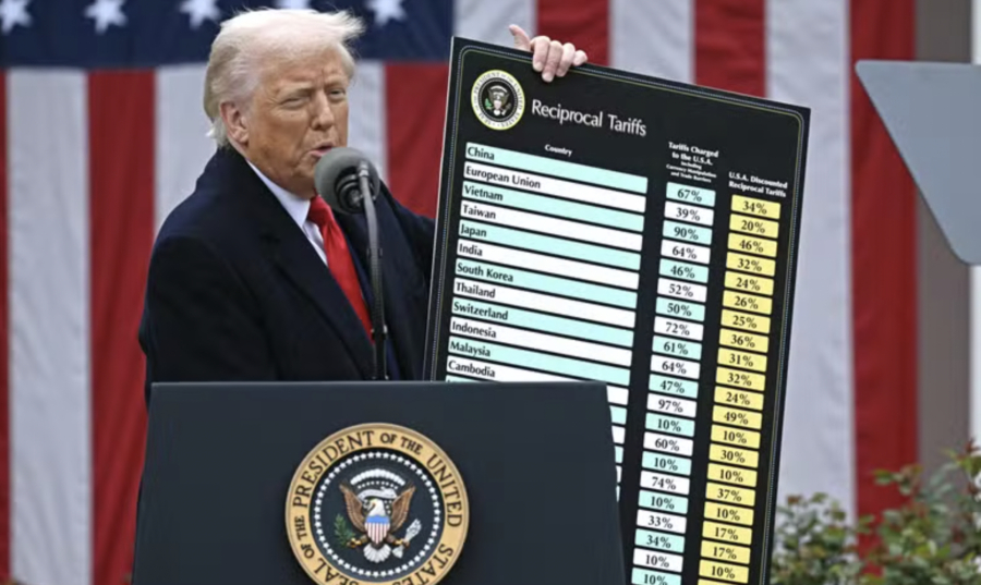 Donald Trump brandit un tableau détaillant les nouveaux droits de douane depuis la Maison Blanche, à Washington, le 2 avril 2025. Crédit: Brendan Smialowski / AFP