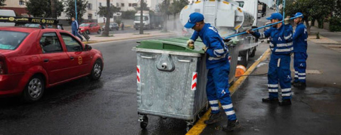 Des agents de propreté dans une artère de Casablanca.