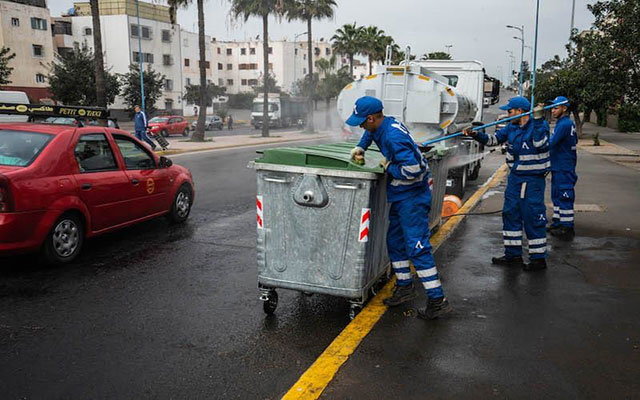 Des agents de propreté dans une artère de Casablanca.