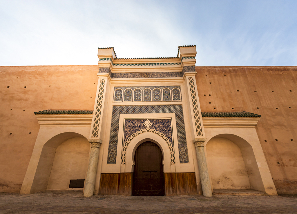 La porte du Palais royal de Meknès, entièrement restaurée. Les faïences colorées et la façade sculptée sont désormais telles qu’elles l'étaient à l’époque de Moulay Ismaïl. Crédit : Oussama Rhaleb / Le Desk