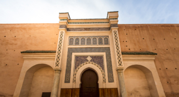 La porte du Palais royal de Meknès, entièrement restaurée. Les faïences colorées et la façade sculptée sont désormais telles qu’elles l'étaient à l’époque de Moulay Ismaïl. Crédit : Oussama Rhaleb / Le Desk