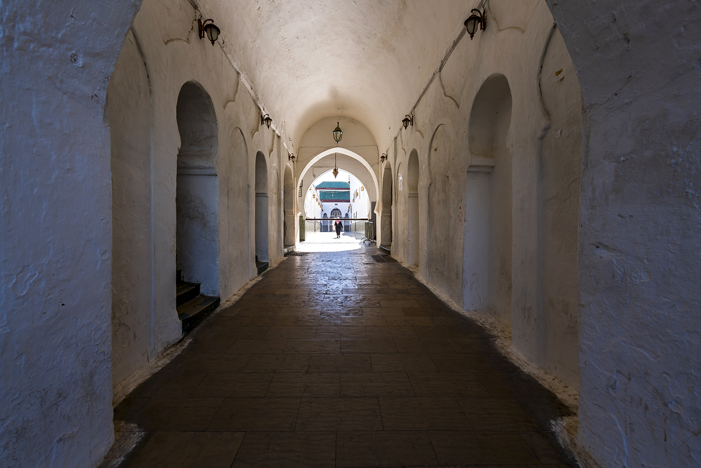 Le couloir qui mène à l’entrée du mausolée de Moulay Driss, à l’ombre des murs épais, est déjà empreint de solennité. Crédit : Oussama Rhaleb / Le Desk