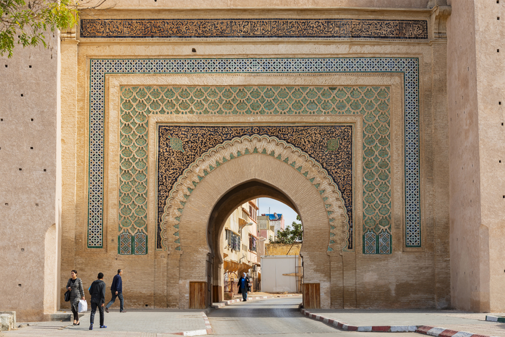 Bab Berdaine, porte massive de l’entrée nord de la médina de Meknès, embellie au-dessus de l’arc par une décoration en céramique. Crédit : Oussama Rhaleb / Le Desk