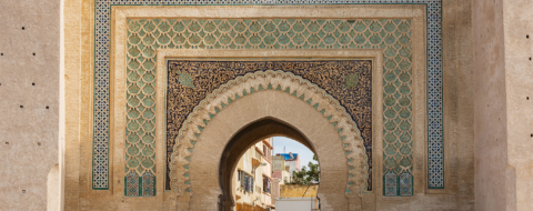 Bab Berdaine, porte massive de l’entrée nord de la médina de Meknès, embellie au-dessus de l’arc par une décoration en céramique. Crédit : Oussama Rhaleb / Le Desk