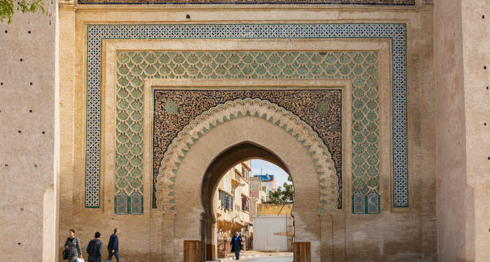 Bab Berdaine, porte massive de l’entrée nord de la médina de Meknès, embellie au-dessus de l’arc par une décoration en céramique. Crédit : Oussama Rhaleb / Le Desk