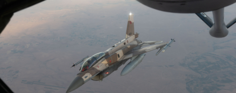 Un F-16 Fighting Falcon marocain effectue une simulation de ravitaillement en vol par un KC-135R Stratotanker de l'US Air Force durant les exercices African Lion 2025. Crédit : Tech. Sgt. Alexandra Longfellow / U.S. Army Southern European Task Force, Africa