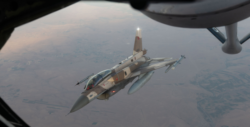 Un F-16 Fighting Falcon marocain effectue une simulation de ravitaillement en vol par un KC-135R Stratotanker de l'US Air Force durant les exercices African Lion 2025. Crédit : Tech. Sgt. Alexandra Longfellow / U.S. Army Southern European Task Force, Africa