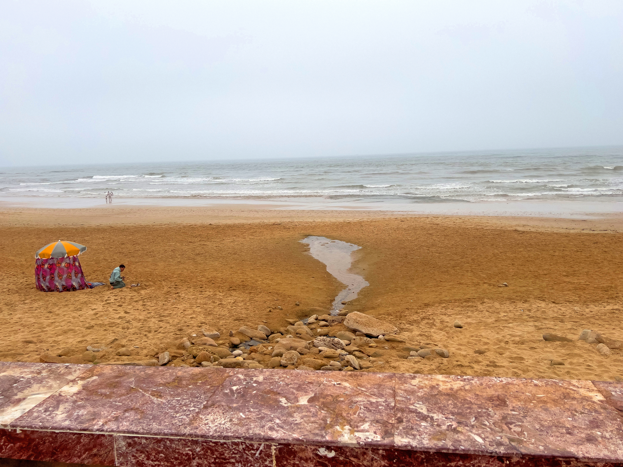 Sous le ciel gris, la plage d'El Ouatia, à l'entretien pour le moins négligé. Crédit : Sami Lakmahri / Le Desk