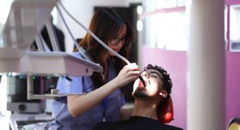 Une chirurgienne-dentiste traitant un patient (photo d'illustration)