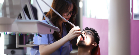 Une chirurgienne-dentiste traitant un patient (photo d'illustration)