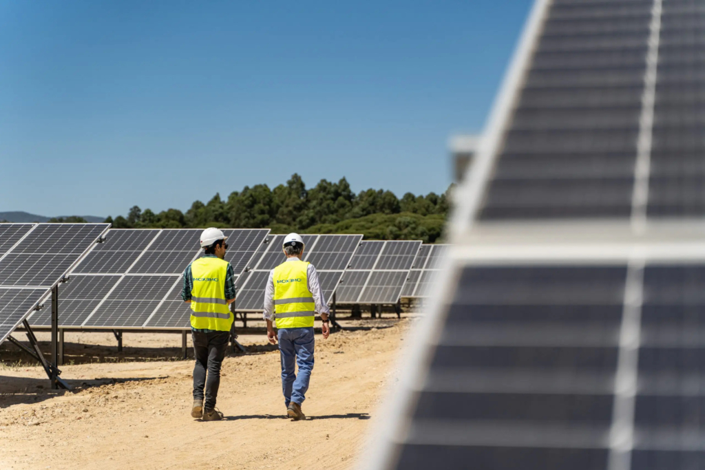 Un parc solaire photovoltaïque au Portugal. Crédit : Omexom