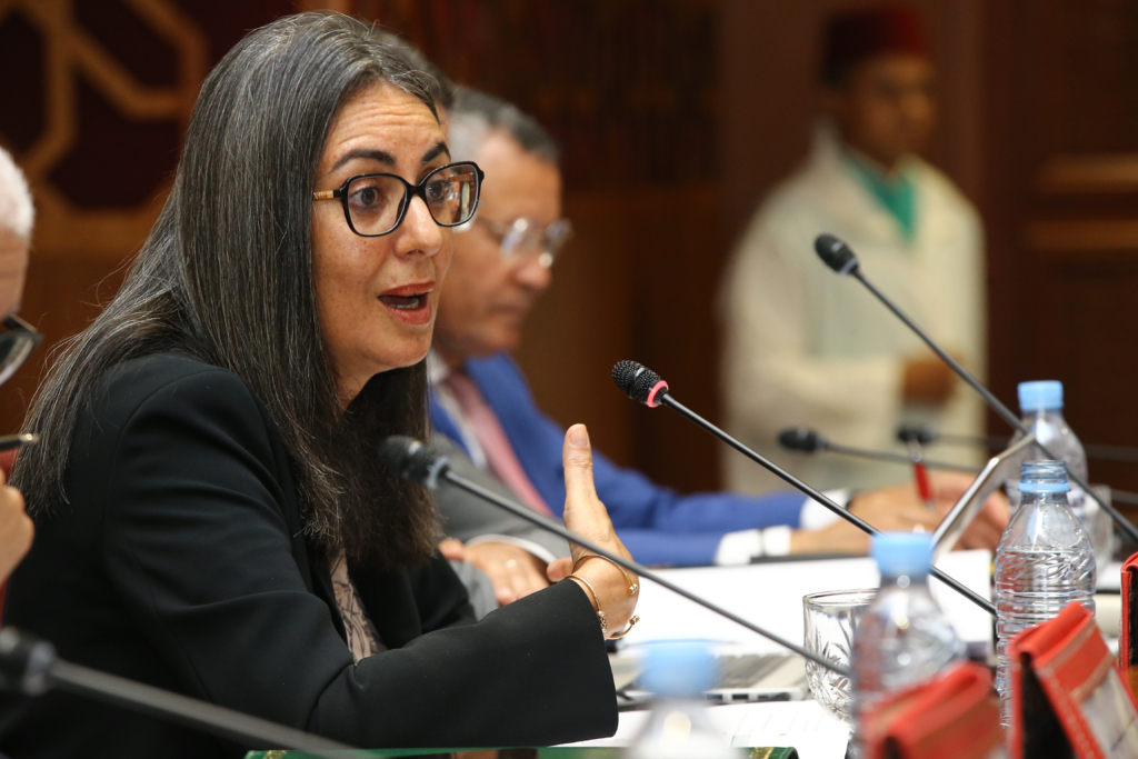 Nadia Fettah, ministre de l'Economie et des Finances lors de la réunion des deux commissions des finances au Parlement pour la présentation du cadre général du PLF 2026, le 24 juillet 2025. Crédit : MAP