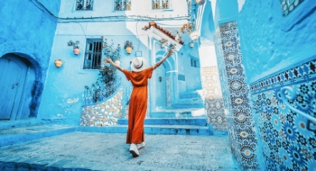 Une touriste dans la médina de Chefchaouen. Crédit : Getty Images