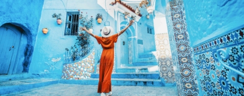 Une touriste dans la médina de Chefchaouen. Crédit : Getty Images