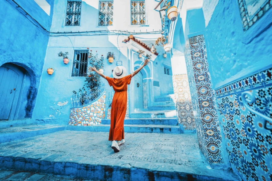 Une touriste dans la médina de Chefchaouen. Crédit : Getty Images