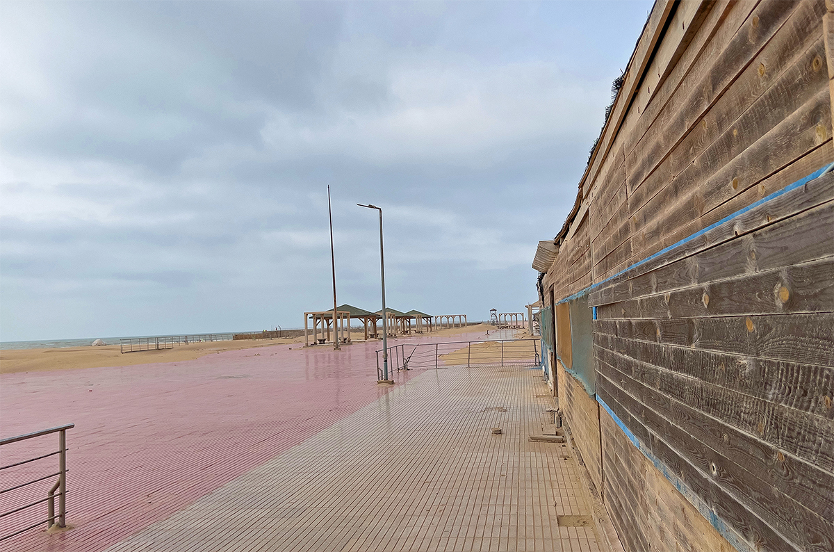 La corniche qui longe la plage est vide en ce mois de juillet. Crédit : Sami Lakmahri / Le Desk