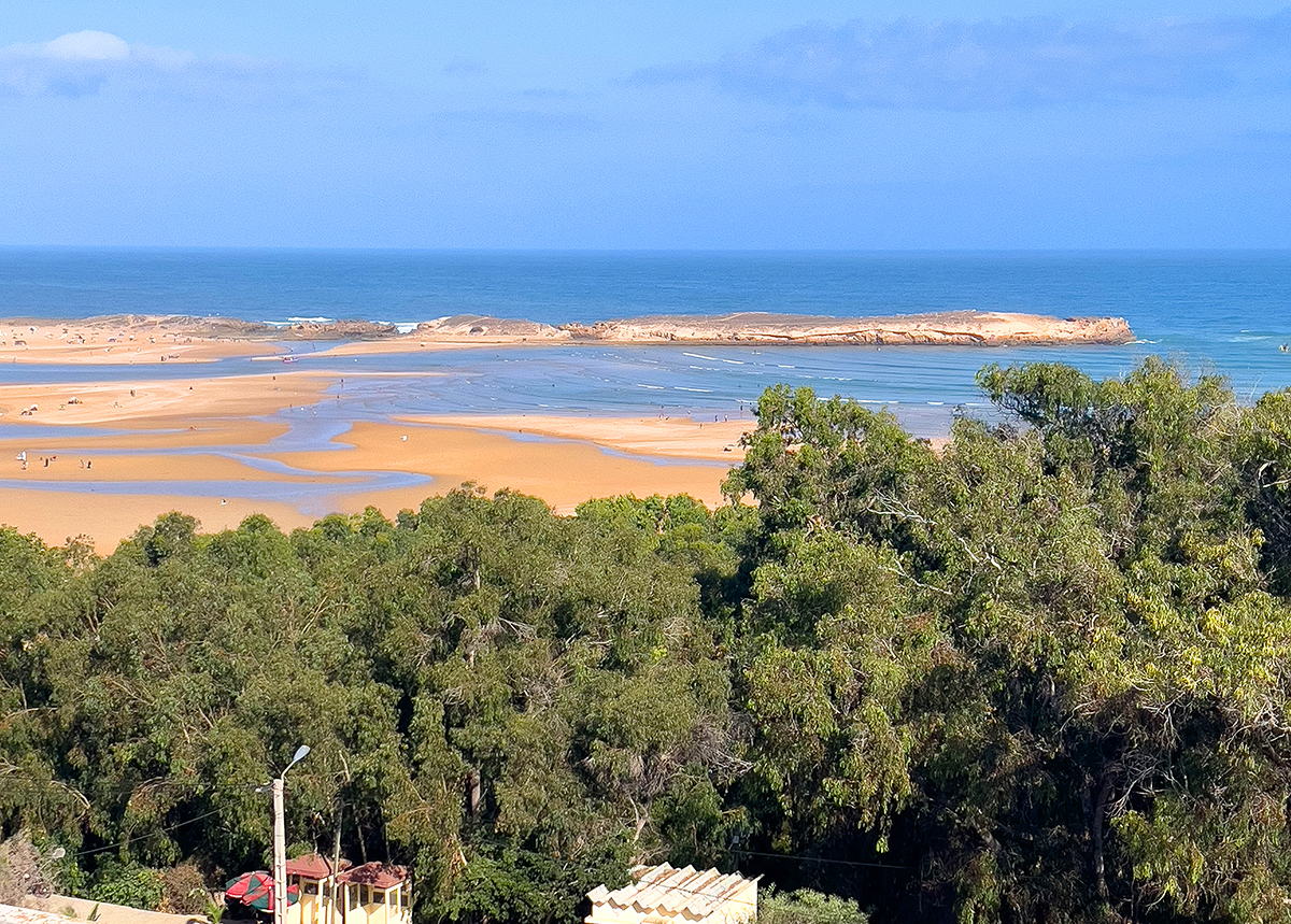 Vue sur la lagune de Oualidia à marais basse. Au milieu de la forêt en contre-bas se cache le palais abandonné de Mohammed V. Crédit : Sami Lakmahri / Le Desk