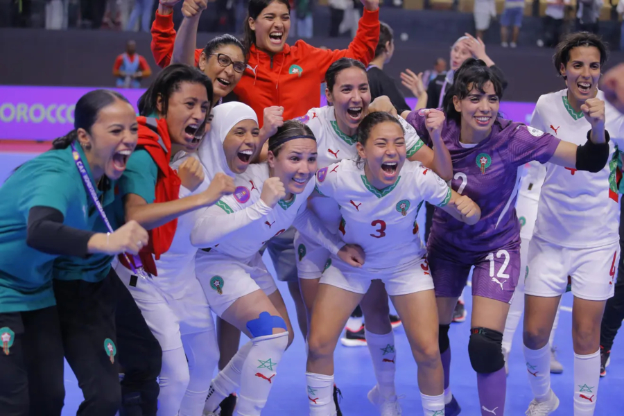 L’équipe du Maroc célèbre sa victoire lors de la demi-finale de la Coupe d’Afrique des Nations de futsal féminin de la CAF Maroc 2025 entre l’Angola et le Maroc, au complexe sportif Moulay Abdallah à Rabat, le 28 avril 2025. Crédit : Djaffar Ladjal/BackpagePix