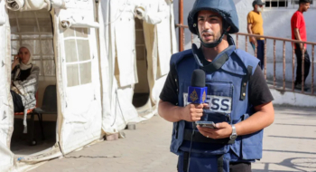 Anas Al Sharif sur le terrain à Gaza en octobre 2024. Il a été tué dans une frappe israélienne ciblée le 10 août 2025. Crédit : AFP