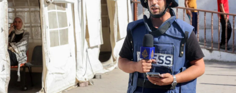 Anas Al Sharif sur le terrain à Gaza en octobre 2024. Il a été tué dans une frappe israélienne ciblée le 10 août 2025. Crédit : AFP