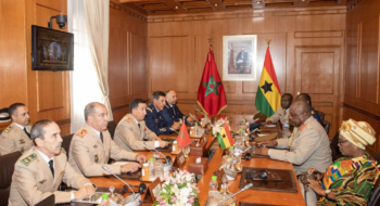 Lors de la rencontre tenue entre le général Mohammed Berrid, Inspecteur général des FAR, et le général William Agyapong, Chef d’état-major de la Défense du Ghana, le 30 septembre 2025 à Rabat. Crédit : MAP