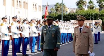 Le Général de Corps d’Armée Mohammed Berrid, Inspecteur Général des Forces Armées Royales marocaines (FAR), et Commandant la Zone Sud avec le Général de Division Moussa Salaou Barmou, Chef d’État-Major des Armées du Niger. Crédit : DR