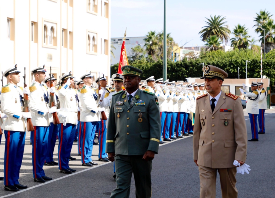 Le Général de Corps d’Armée Mohammed Berrid, Inspecteur Général des Forces Armées Royales marocaines (FAR), et Commandant la Zone Sud avec le Général de Division Moussa Salaou Barmou, Chef d’État-Major des Armées du Niger. Crédit : DR
