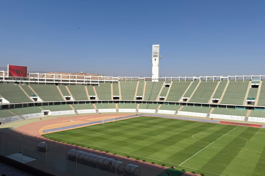 Une vue sur la pelouse et les gradins du Grand Stade d'Agadir. Crédit : Constance Sade / Le Desk