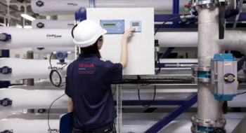 Dans une unité de traitement d'eau opérée par Veolia. Crédit : Veolia