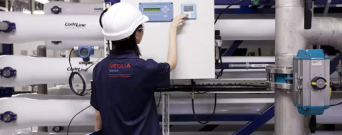 Dans une unité de traitement d'eau opérée par Veolia. Crédit : Veolia