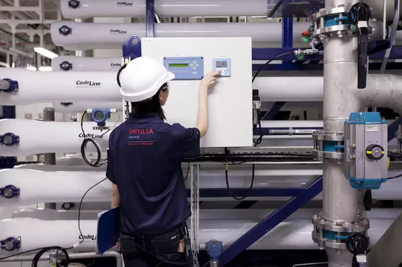 Dans une unité de traitement d'eau opérée par Veolia. Crédit : Veolia