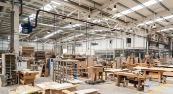 Dans une usine casablancaise de meubles en bois.