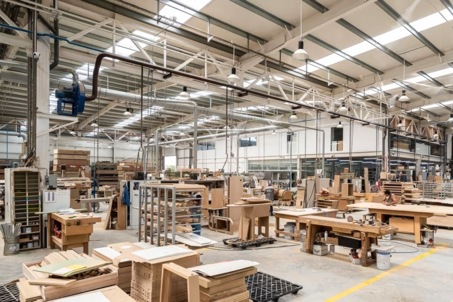 Dans une usine casablancaise de meubles en bois.