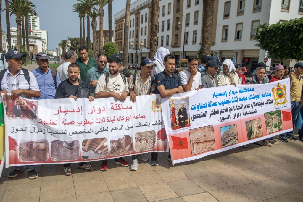 Des dizaines de personnes touchées par le séisme qui a fait près de 3 000 morts dans plusieurs provinces du sud du Maroc il y a deux ans ont manifesté lundi à Rabat pour dénoncer leur exclusion des aides de l'Etat à la reconstruction. Crédit : Jalal Morchidi / EFE /EPA