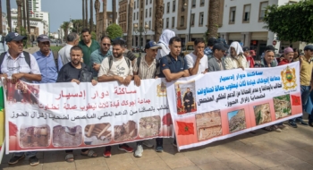 Des dizaines de personnes touchées par le séisme qui a fait près de 3 000 morts dans plusieurs provinces du sud du Maroc il y a deux ans ont manifesté lundi à Rabat pour dénoncer leur exclusion des aides de l'Etat à la reconstruction. Crédit : Jalal Morchidi / EFE /EPA