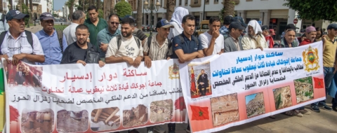 Des dizaines de personnes touchées par le séisme qui a fait près de 3 000 morts dans plusieurs provinces du sud du Maroc il y a deux ans ont manifesté lundi à Rabat pour dénoncer leur exclusion des aides de l'Etat à la reconstruction. Crédit : Jalal Morchidi / EFE /EPA