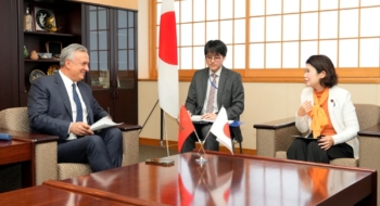 En visite officielle à Tokyo, Karim Zidane, ministre délégué chargé de l’Investissement, a été reçu par Ayano Kunimitsu, vice-ministre japonaise des Affaires étrangères