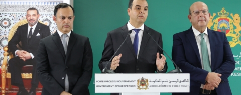 Younès Sekkouri, ministre de l’Inclusion économique, de la Petite entreprise, de l’Emploi et des Compétences, Mustapha Baïtas, porte-parole du gouvernement, et Abdeljebbar Rachidi, secrétaire d'État chargé de l'Insertion sociale, lors du point de presse donné à l'issue du conseil de gouvernement tenu le 2 octobre 2025