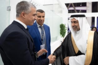 Ilyas El Harti, directeur général adjoint du groupe Akdital, au salon Global Health Exhibitions à Riyad, en Arabie saoudite