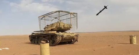 Un drone de conception israélienne SpyX percutant un blindé réformé des FAR dans la zone de Smara au Sahara. Crédit: Images BlueBird Aero Systems