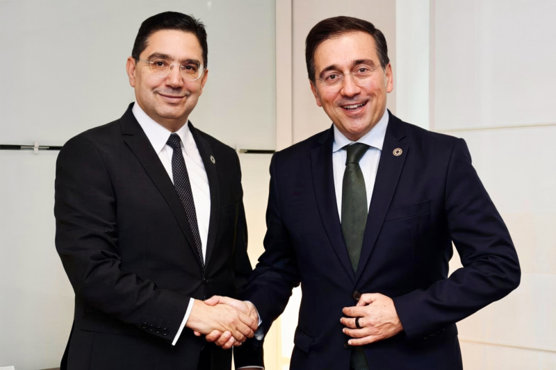Nasser Bourita, ministre des Affaires étrangères, et son homologue espagnol José Manuel Albares, à Paris, le 22 octobre 2025, lors de la 4e Conférence ministérielle des diplomaties féministes.