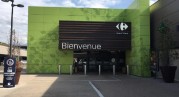Le supermarché Carrefour situé dans le centre commercial Grand'Place Echirolles à Grenoble, en France.