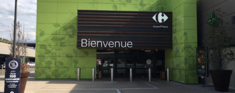Le supermarché Carrefour situé dans le centre commercial Grand'Place Echirolles à Grenoble, en France.