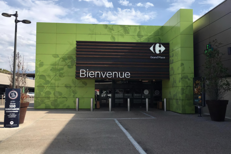 Le supermarché Carrefour situé dans le centre commercial Grand'Place Echirolles à Grenoble, en France.