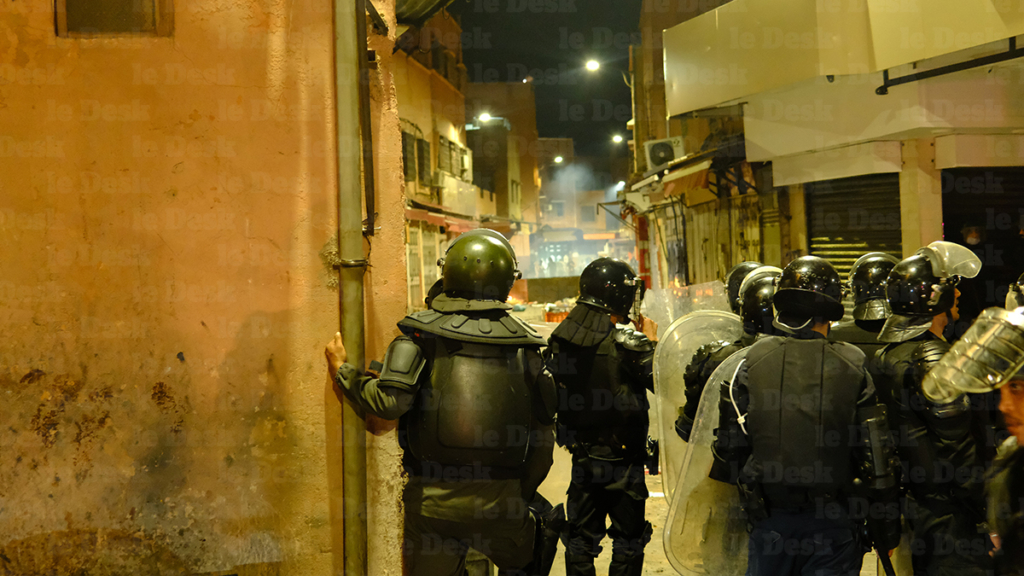 Affrontements entre forces de l'ordre et manifestants casseurs à l'appel du mouvement GenZ212 dans le quartier de Sidi Youssef de Marrakech. Crédit : Soufiane Sbiti / Le Desk