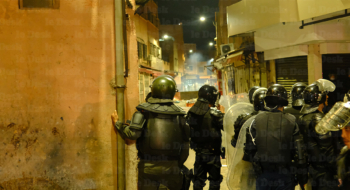 Affrontements entre forces de l'ordre et manifestants casseurs à l'appel du mouvement GenZ212 dans le quartier de Sidi Youssef de Marrakech. Crédit : Soufiane Sbiti / Le Desk