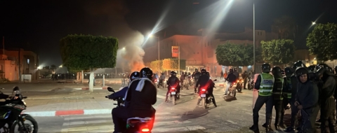 Dans le quartier de Sidi Youssef a Marrakech, les Forces auxiliaires utilisent des bombes lacrymogènes. Soufiane Sbiti / Le Desk