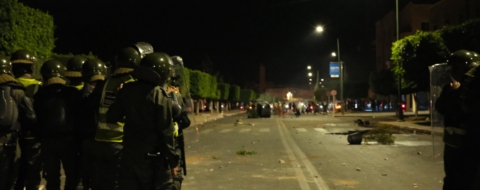 Dans le quartier de Sidi Youssef, à Marrakech, les forces de l'ordre sont bloquées par les manifestants. Soufiane Sbiti / Le Desk