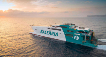 Un ferry reliant les ports de Tanger et de Tarifa, opéré par la compagnie maritime Balearia.