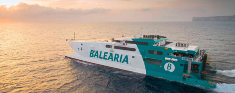 Un ferry reliant les ports de Tanger et de Tarifa, opéré par la compagnie maritime Balearia.